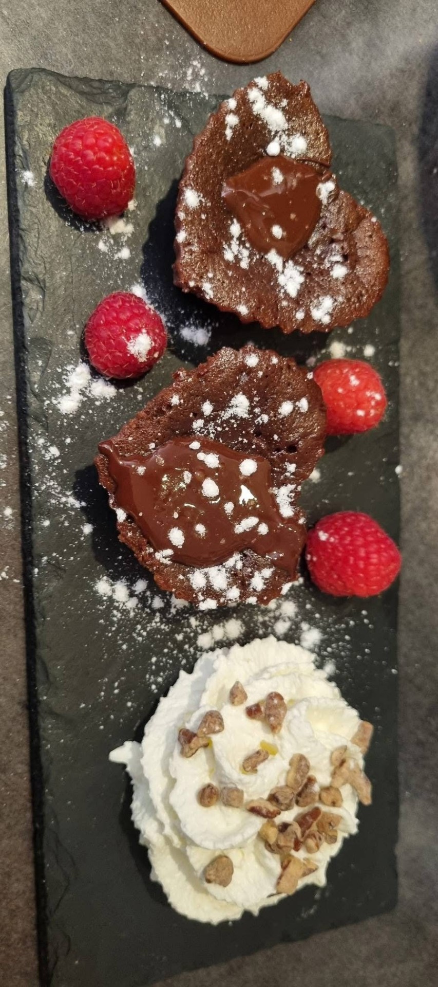 Mi-cuit chocolat cœur coulant, framboises et chantilly aux éclats de noisettes